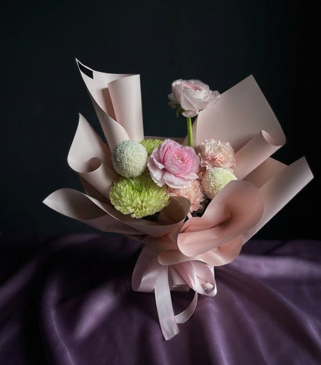 Cuelo bouquet with rounded blossoms in architectural wrapping